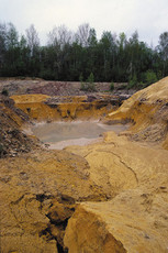 carrière d'ocre en Bourgogne à Saint-Amand-en-Puisaye exploitée par Solargil production ocre nievre